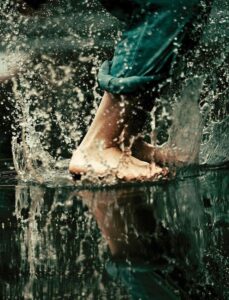 mujer disfrutando de su vida